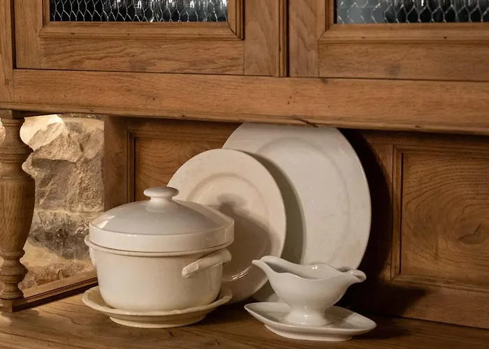 Boutique Cerca De Comillas Cos